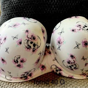 Torrid 40G Strapless Push Up Bra (no strap) White w/pink skulls